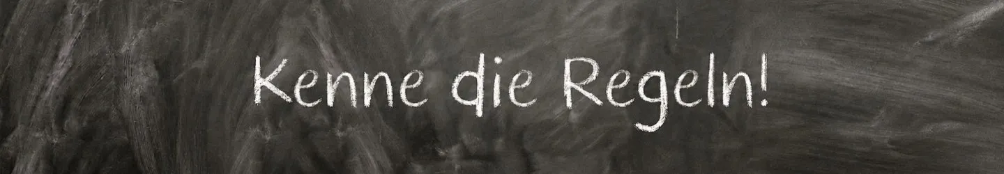 Tafel mit dem Kreide-Schriftzug „Kenne die Regeln“