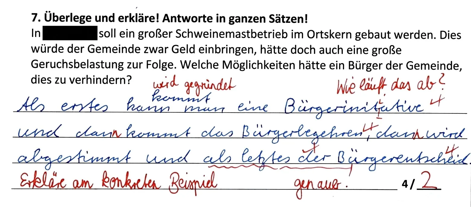 Ausschnitt aus einer Probe: Aufgabe zur Bürgerbeteiligung gegen einen geplanten Schweinemastbetrieb. Die Antwort des Kindes ist blau geschrieben und nennt Bürgerinitiative, Bürgerbegehren und Bürgerentscheid; die Korrektur der Lehrkraft ist rot, Ergebnis 2 von 4 Punkten.