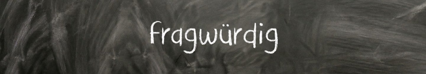 Tafel mit dem Kreide-Schriftzug „Fragwürdig“
