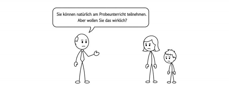 Zeichnung mit drei Strichfiguren: Ein Mann mit Krawatte sagt „Sie können natürlich am Probeunterricht teilnehmen. Aber wollen Sie das wirklich?“ – rechts daneben stehen eine besorgt blickende Mutter und ihr Kind mit hängenden Schultern.