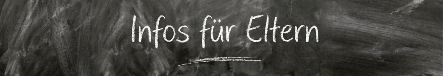 Tafel mit dem Kreide-Schriftzug „Infos für Eltern“