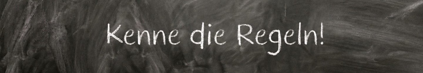 Tafel mit dem Kreide-Schriftzug „Kenne die Regeln“
