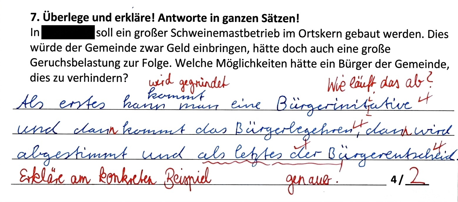Ausschnitt aus einer Probe: Aufgabe zur Bürgerbeteiligung gegen einen geplanten Schweinemastbetrieb. Die Antwort des Kindes ist blau geschrieben und nennt Bürgerinitiative, Bürgerbegehren und Bürgerentscheid; die Korrektur der Lehrkraft ist rot, Ergebnis 2 von 4 Punkten.