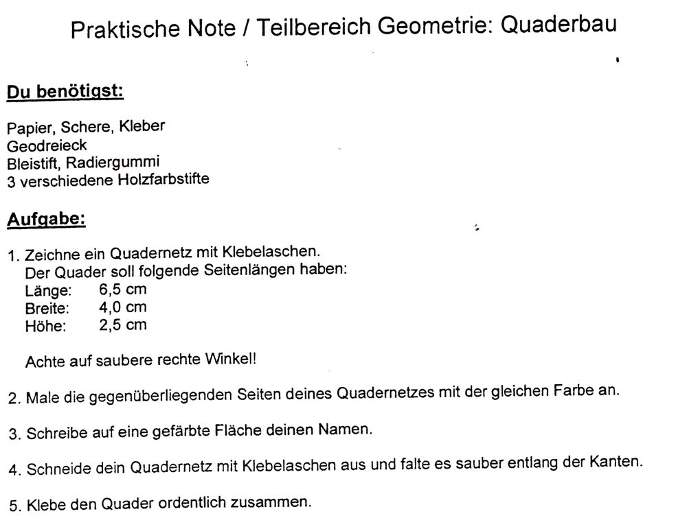 Aufgabenblatt „Praktische Note / Teilbereich Geometrie: Quaderbau“ einer anderen Grundschule: Quadernetz mit vorgegebenen Maßen zeichnen, färben, ausschneiden und zum Quader zusammenkleben.