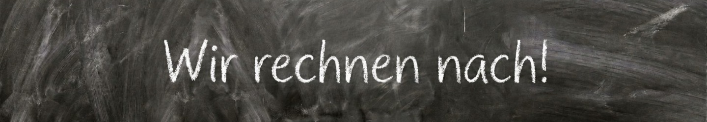 Tafel mit dem Kreide-Schriftzug „Wir rechnen nach!“